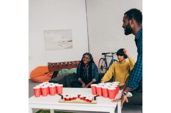 Mini Beer Pong - mit roten Bechern 2 
