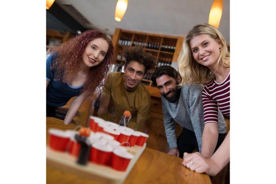 Mini Beer Pong - mit roten Bechern 4 