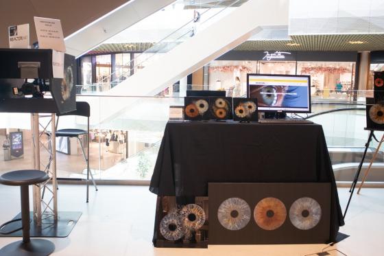 Photo d'iris - Design Yin Yang sur plaque en verre 50x50cm 6 