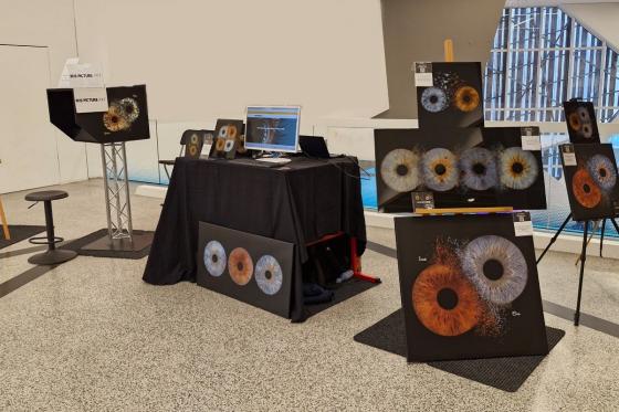 Iris Familien Fotografie - 40x40cm auf Acrylglas mit Explosions Effekt für 3 Personen 7 