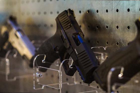 Indoor Schiessanlage - 3 Waffen nach Wahl, Sa-So 2 