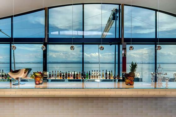 Séjour au lac de Neuchâtel - avec cocktail au Waves et petit déjeuner pour 2 personnes 4 