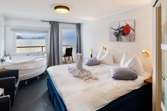 Übernachtung mit Whirlpool  - ausfahrbarer Pool im Zimmer, Dinner & Frühstück im 3* Hotel 4 