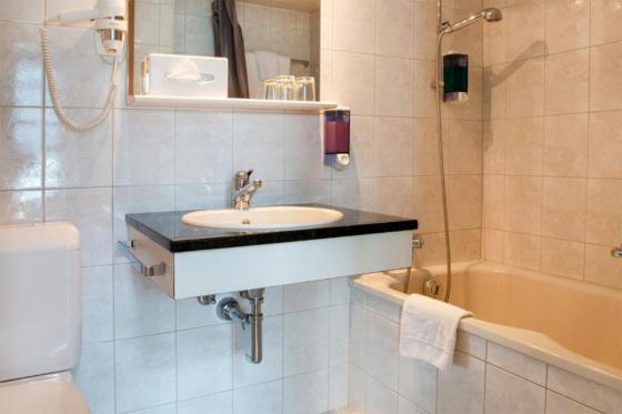 Übernachtung mit Whirlpool  - ausfahrbarer Pool im Zimmer, Dinner & Frühstück im 3* Hotel 7 