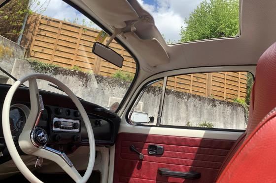 Excursion d'une journée en VW Coccinelle blanche - Conduisez vous-même cette voiture de collection à toit ouvrant 1 
