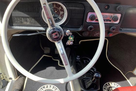 Excursion d'une journée en VW Coccinelle blanche - Conduisez vous-même cette voiture de collection à toit ouvrant 2 