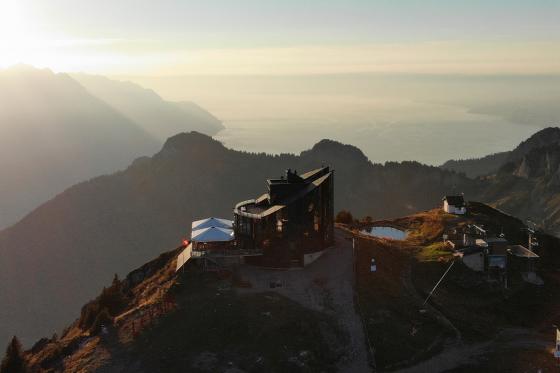 Le Kuklos restaurant tournant - Fondue Bacchus pour 2 pers. avec vue panoramique sur les Alpes 2  Le Kuklos restaurant tournant - Fondue Bacchus pour 2 pers. avec vue panoramique sur les Alpes 2
