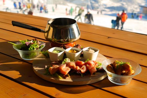 Le Kuklos restaurant tournant - Fondue Bacchus pour 2 pers. avec vue panoramique sur les Alpes 3  Le Kuklos restaurant tournant - Fondue Bacchus pour 2 pers. avec vue panoramique sur les Alpes 3