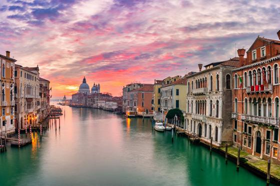 Voyage surprise en Europe - 3 jours en semaine avec vol, petit bagage et pack romantique 6 