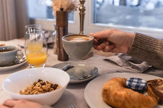 Romantische Suite Übernachtung - in der Junior Suite inkl. Frühstück, Champagner & Deko im Zimmer  6 