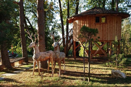 Séjour en cabane - Nuit romantique avec spa & petit déjeuner pour 2 personnes  