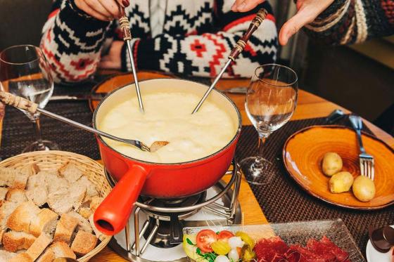 Wellness & fondue en montagne - 1 nuit en demi-pension avec fondue et entrées aux bains thermaux 1 