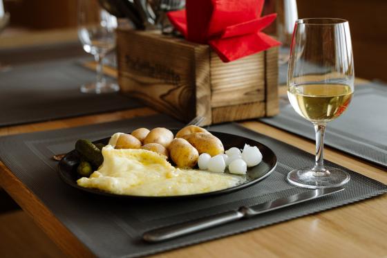 Raclettehütte Engstligenalp - à discrétion inkl. Softgetränke & Luftseilbahn für 2 Personen 2 