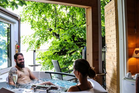 -Baumhausübernachtung - mit ausfahrbarem Whirlpool, Frühstück & 4-Gang Abendessen 1 