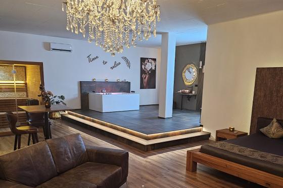 Day Spa - in Crystal Luxury Suite mit Whirlpool, Sauna und Knabberteller für 2 3 