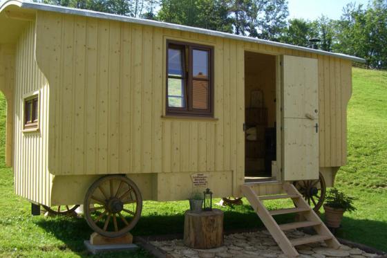 Übernachtung im Zirkuswagen - inkl. 3-Gang-Menü und Frühstück für 2 Personen 2 