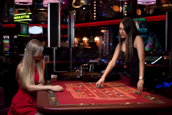 Casino & Pool - Summer pack - Jeux, cocktail de bienvenue et plat inclus pour 2 personnes 5 