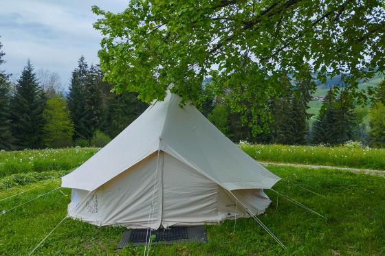Tipi-Übernachtung mit Bergsicht - und Hängematten in Thun für 4 Personen  
