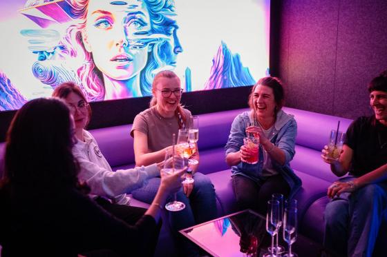 Karaoke Time - 1 Stunde private Karaoke Box bis zu 5 Personen 2  Karaoke Time - 1 Stunde private Karaoke Box bis zu 5 Personen 2