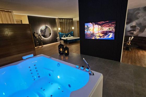 Wellness Übernachtung - in Diamond Luxury Suite mit Whirlpool, Sauna und Knabberteller für 2  