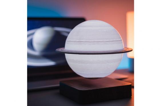 Schwebender LED Saturn - mit Holzsockel, (Ø18cm)   Schwebender LED Saturn - mit Holzsockel, (Ø18cm)