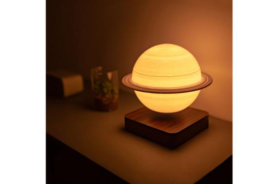 Schwebender LED Saturn - mit Holzsockel, (Ø18cm) 1  Schwebender LED Saturn - mit Holzsockel, (Ø18cm) 1