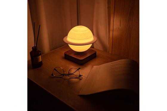 Schwebender LED Saturn - mit Holzsockel, (Ø18cm) 3  Schwebender LED Saturn - mit Holzsockel, (Ø18cm) 3