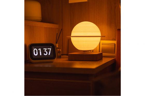 Schwebender LED Saturn - mit Holzsockel, (Ø18cm) 6  Schwebender LED Saturn - mit Holzsockel, (Ø18cm) 6