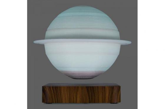 Schwebender LED Saturn - mit Holzsockel, (Ø18cm) 9  Schwebender LED Saturn - mit Holzsockel, (Ø18cm) 9