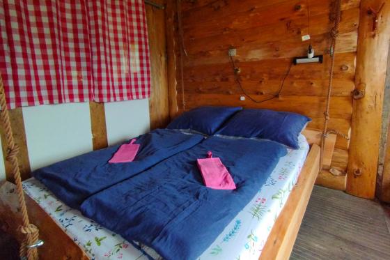 Schlafen im Stall - Übernachtung im Hängebett neben Tieren für 2 Personen 1 