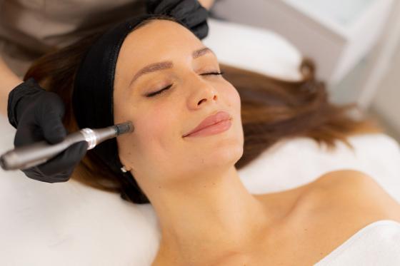 Soin visage Microneedling  - avec la luminotherapie pour 1 personne à Genève  