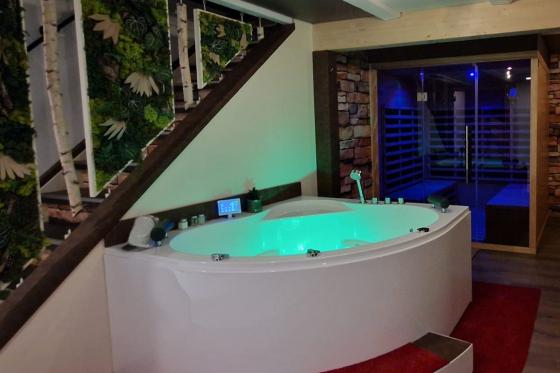 Escapade romantique - Nuit avec spa privatif, petit déjeuner et bouteille de Prosecco  