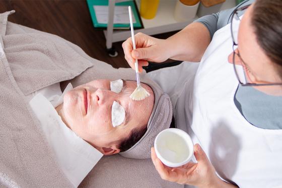 Gesichtsbehandlung - inkl. Getränk für 1 Person  