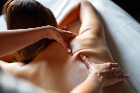 Massage anti-douleur aux huiles essentielles - soulagement et bien-être  