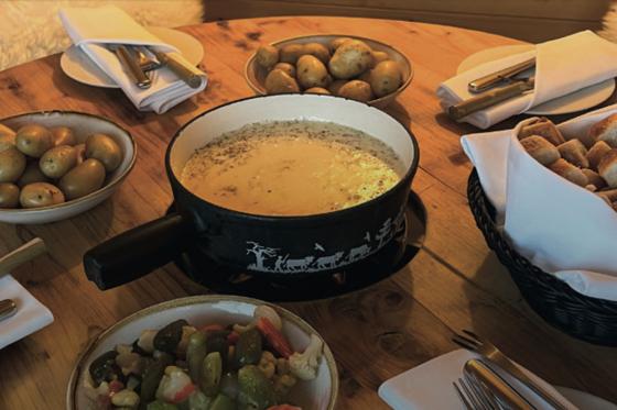 Fondueplausch in Zürich für 2 - im Winterdorf mit Welcome-Drink  1 