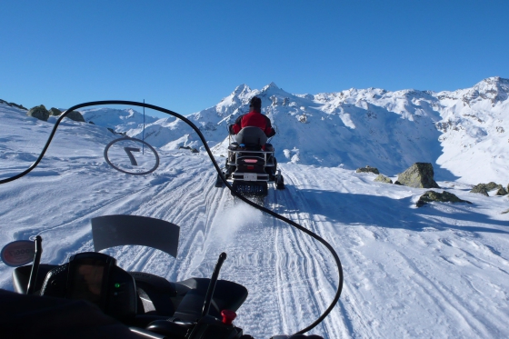 Snowmobile & Helikopter - VIP Adventure Package inkl. Lunch  