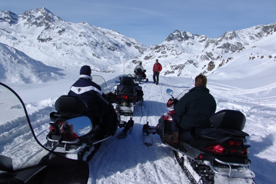 Snowmobile & Helikopter - VIP Adventure Package inkl. Lunch 3 