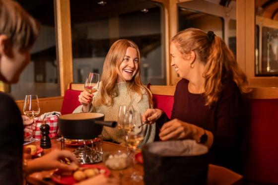 Fonduefahrt im Wagen 6 - im ältesten Elektro-Zahnradtriebwagen auf der Rigi für 2 1 