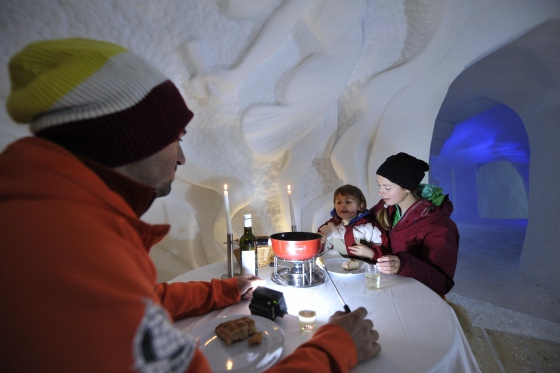 Nuit en igloo en famille - Incl. tour en raquettes et fondue 4 