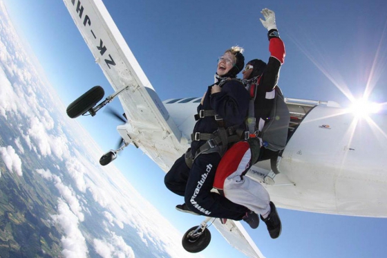 Neudorf Skydiving - Fallschirmsprung für 1 Person | wochentags   Neudorf Skydiving - Fallschirmsprung für 1 Person | wochentags