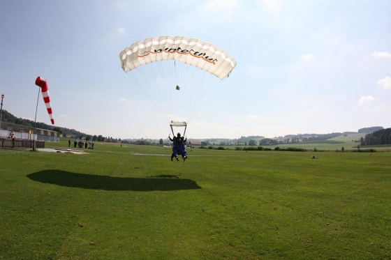 Neudorf Skydiving - Fallschirmsprung für 1 Person | wochentags 1  Neudorf Skydiving - Fallschirmsprung für 1 Person | wochentags 1