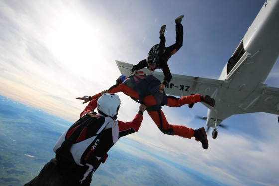 Saut en parachute pour débutant - avec cours d'entraînement pour saut en solo.  