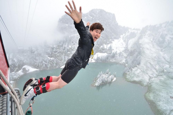 Saut à l'élastique & fondue - Sur le sommet Stockhorn - avec fondue dans un igloo  