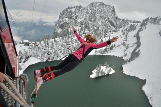 Saut à l'élastique & fondue - Sur le sommet Stockhorn - avec fondue dans un igloo 2 