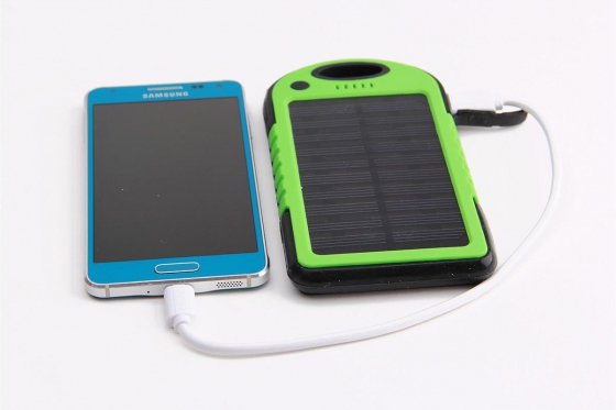 Solar Powerbank Grün - für Smartphone und USB-Geräte 2 