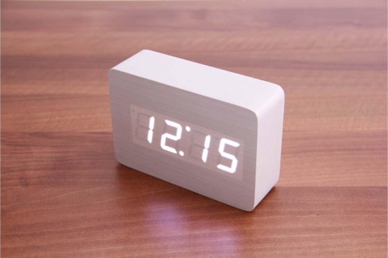Wooden LED Wecker  - The Player weiss  