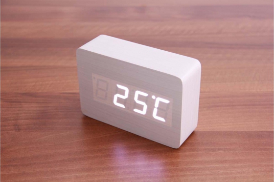 Wooden LED Wecker  - The Player weiss 1 