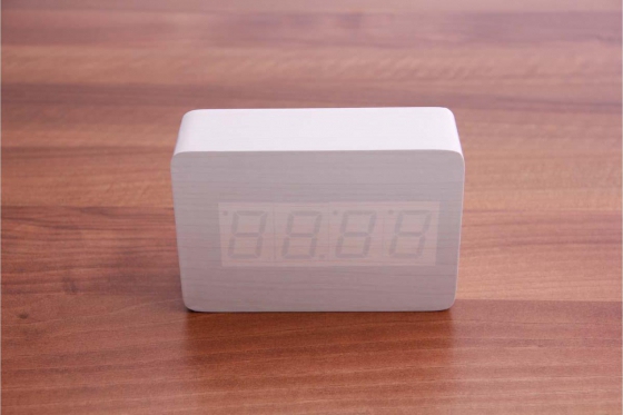Wooden LED Wecker  - The Player weiss 2 