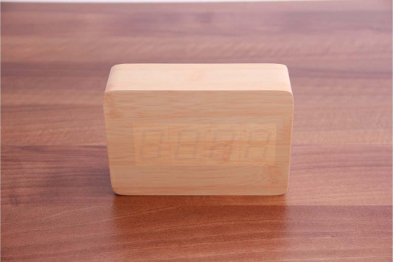 Réveil LED en bois The Player - bambou 2 