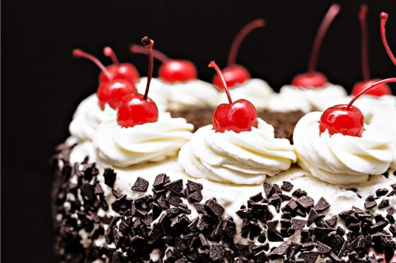 Préparation gâteau coeur  - Gâteau cerise façon forêt noire  